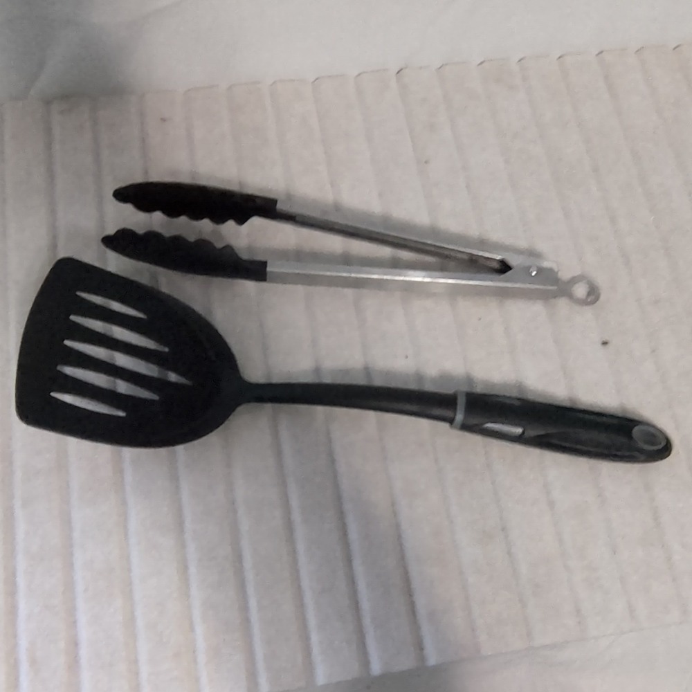 Black &‎ Silver Plastic Metal Tongs & Turner Kitchen Utensil Set, 2-Piece